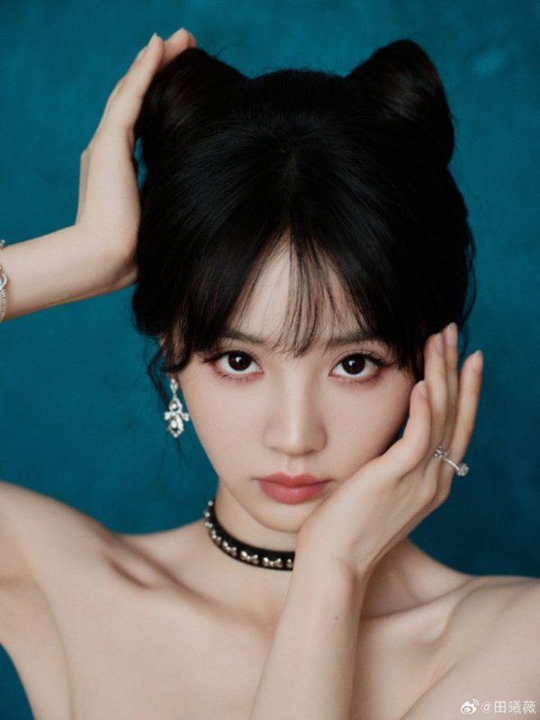 配资门户首页 田曦薇身穿浅色抹胸长裙身材窈窕 尽显娇俏活泼